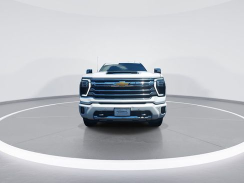 Used 2024 Chevrolet Silverado 2500 High Country w/ High Country Premium Package AWD/4WD image 3