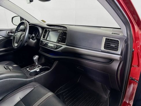 Used 2019 Toyota Highlander SE w/ Nightshade Edition AWD/4WD image 28