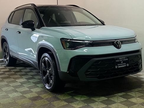 New 2026 Volkswagen Taos SE image 1