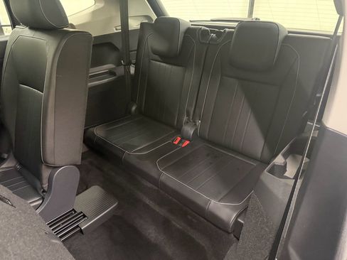 Used 2024 Volkswagen Tiguan SE image 17