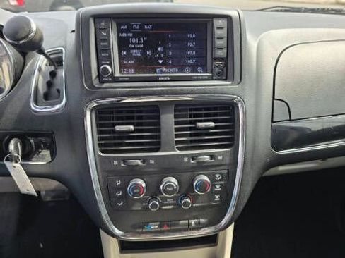 Used 2019 Dodge Grand Caravan SXT image 19