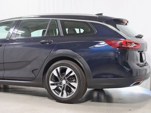 Used 2018 Buick Regal Preferred w/ Sights and Sounds Package AWD/4WD image 10