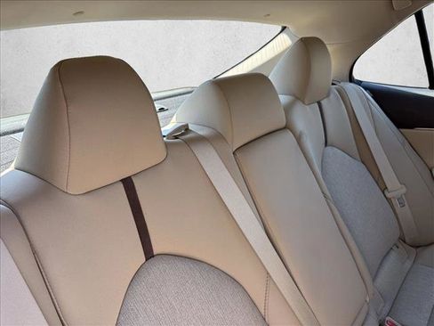 Used 2018 Toyota Camry LE FWD image 18
