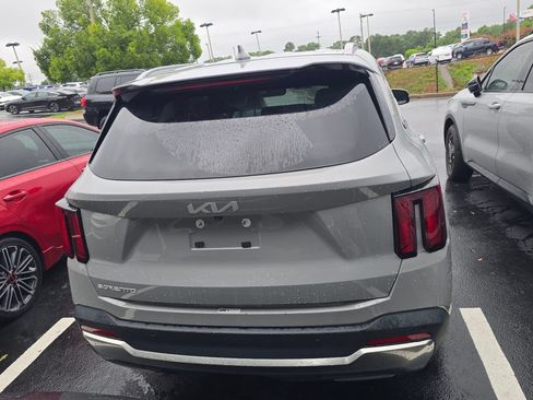 Certified 2025 Kia Sorento S FWD image 8