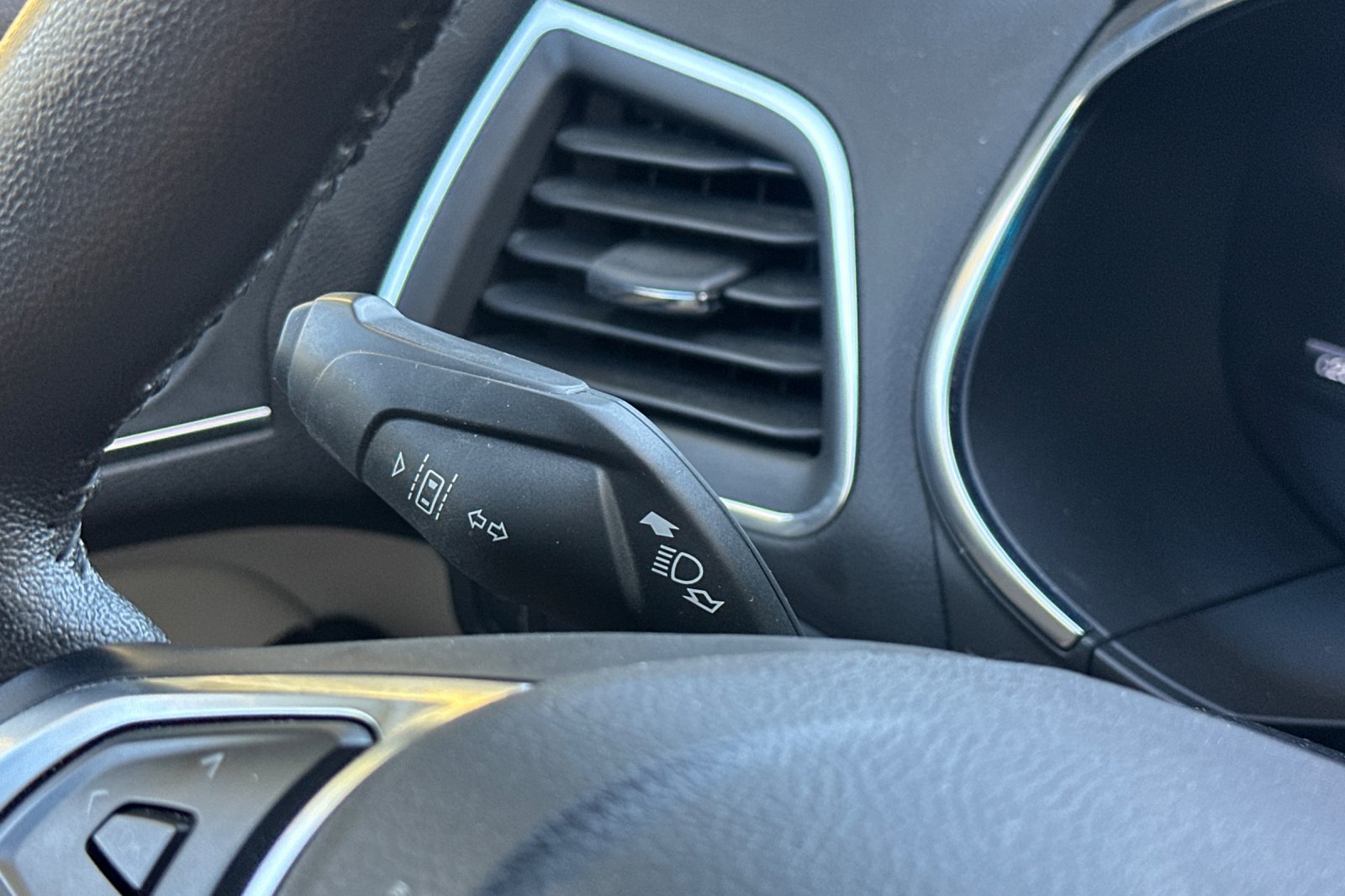 Used 2020 Ford Edge Titanium FWD image 36