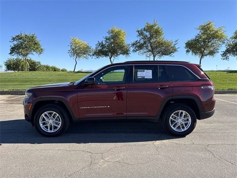 Used 2025 Jeep Grand Cherokee Laredo X image 8