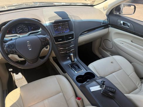 Used 2013 Lincoln MKT FWD image 27