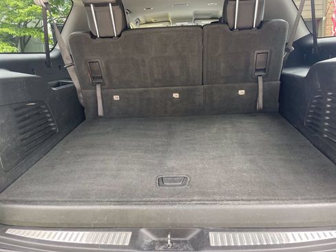 Used 2018 Chevrolet Suburban LT RWD image 13
