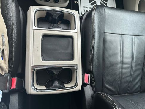 Used 2013 Chrysler Town & Country Touring image 18