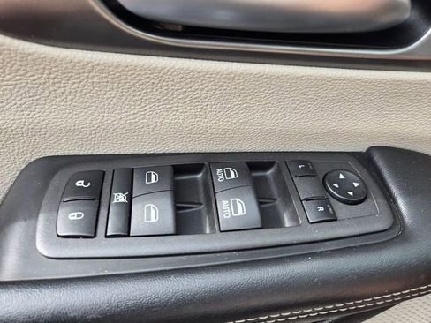 Used 2022 Chrysler Pacifica Touring-L FWD image 32