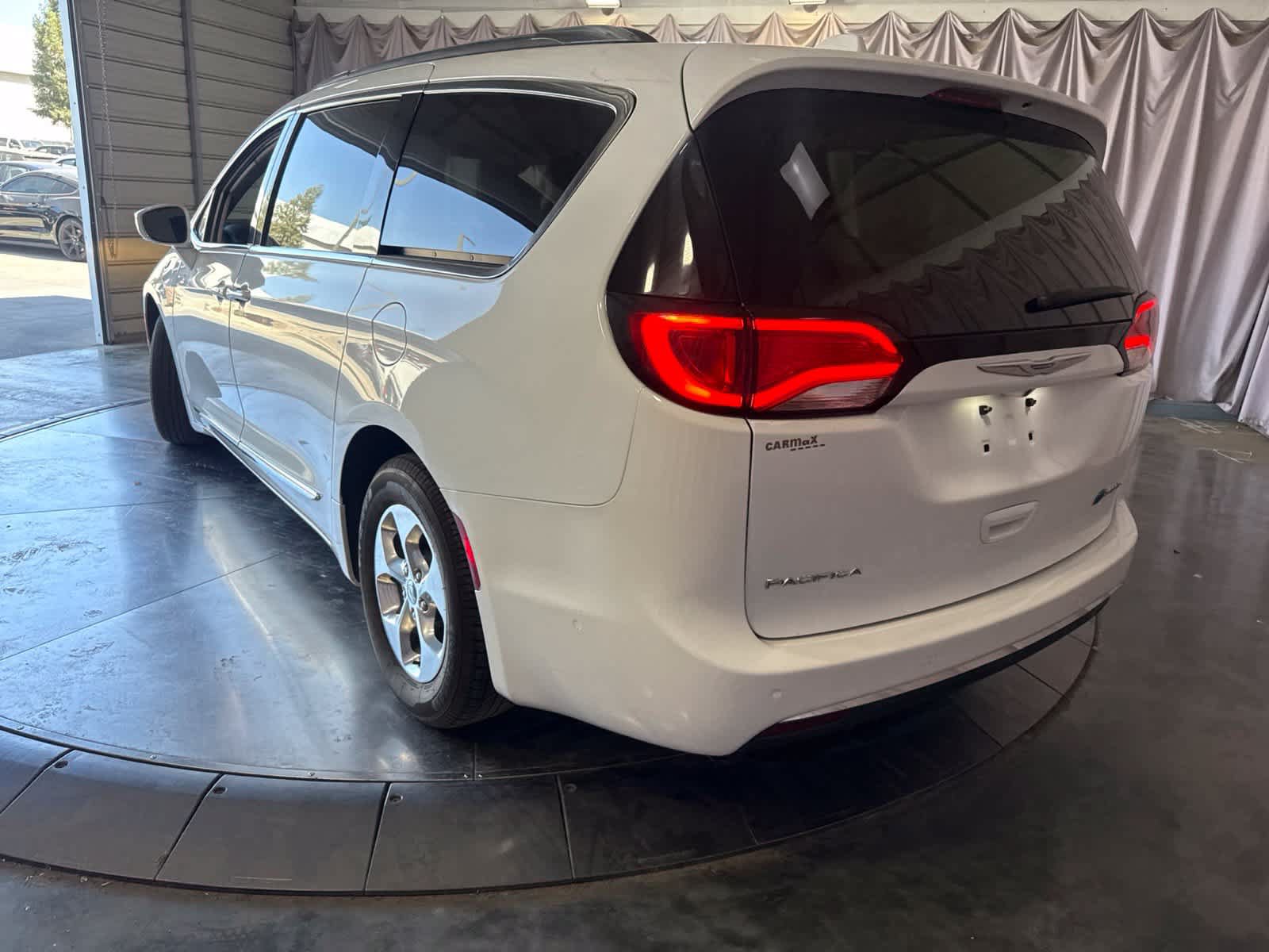 Used 2018 Chrysler Pacifica Limited w/ Advanced Safetytec Group FWD image 6