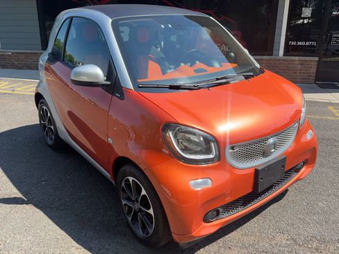 Used 2016 smart fortwo passion RWD image 4
