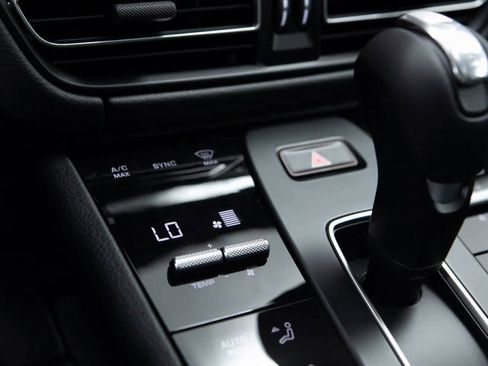 Certified 2025 Porsche Macan image 24