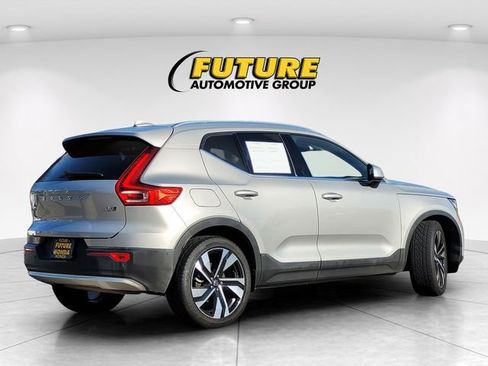 Used 2023 Volvo XC40 B5 Plus image 4