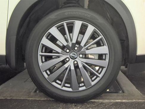 Used 2024 Nissan Pathfinder SL w/ SL Premium Package image 11