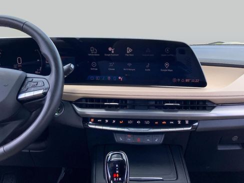 Used 2024 Cadillac XT4 Luxury w/ Cold Weather Package FWD image 7