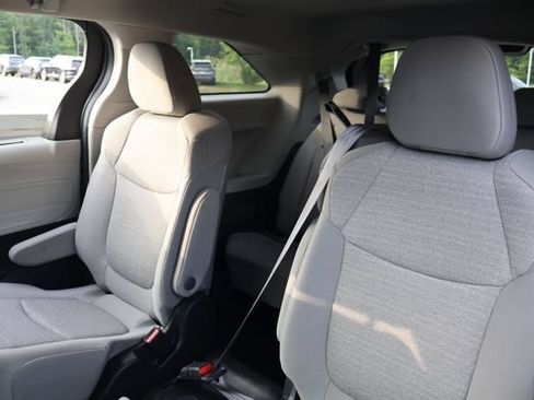 Used 2022 Toyota Sienna LE FWD image 14