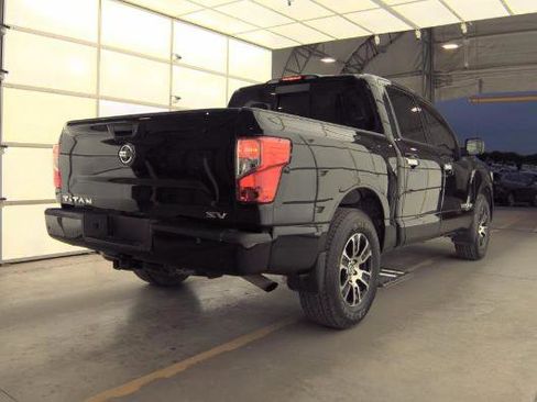 Used 2021 Nissan Titan SV w/ SV Convenience Package image 2