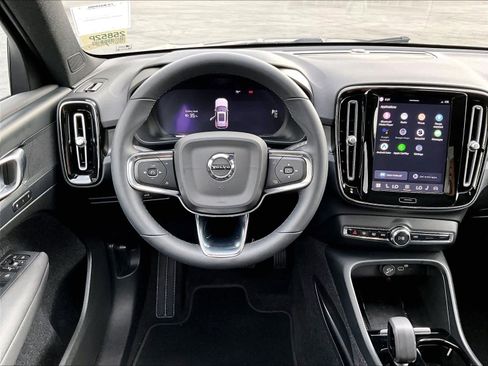 Used 2023 Volvo XC40 Recharge Plus image 8