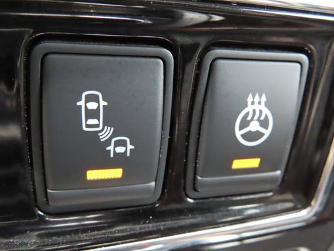 Used 2018 Nissan Titan Platinum Reserve AWD/4WD image 11