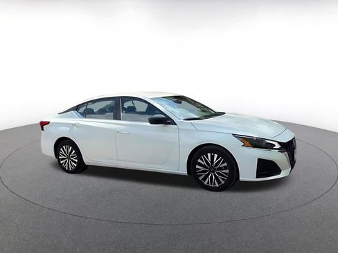 Used 2025 Nissan Altima 2.5 SV FWD image 2