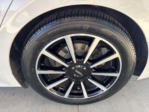 Used 2020 Lincoln Continental Reserve image 16