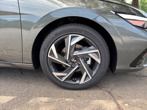 Certified 2025 Hyundai Elantra Limited FWD image 25