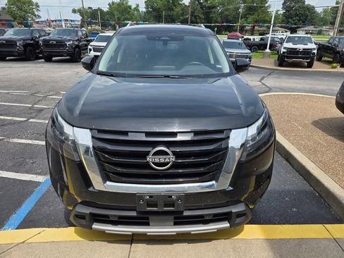 Used 2025 Nissan Pathfinder SL FWD image 2