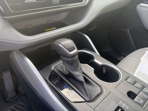 Used 2023 Toyota Highlander XLE image 9