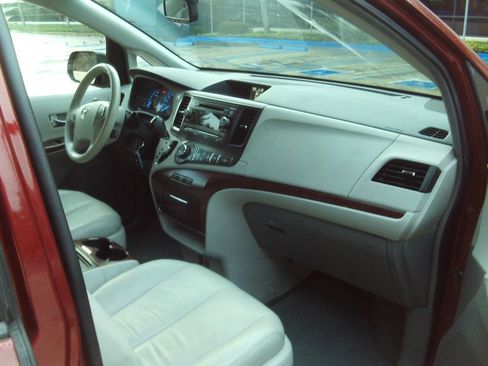 Used 2012 Toyota Sienna XLE image 34