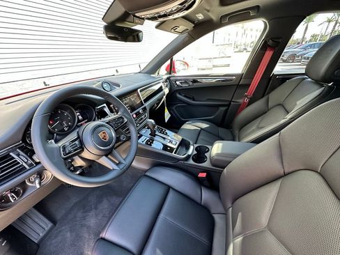 Certified 2026 Porsche Macan AWD/4WD image 4