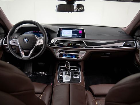 Certified 2022 BMW 750i xDrive w/ Luxury Rear Seating Package image 11