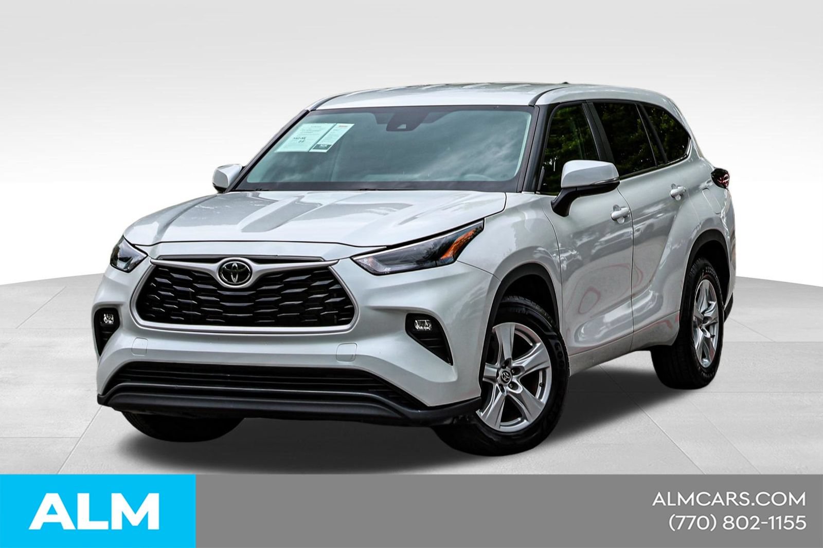 Used 2024 Toyota Highlander LE FWD image 1