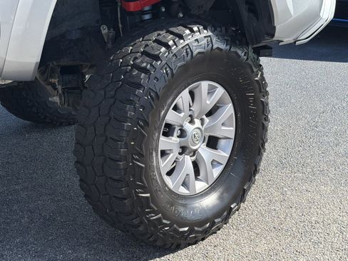 Used 2022 Toyota Tacoma SR5 w/ Technology Package RWD image 8