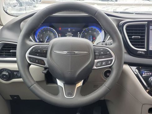 Used 2024 Chrysler Pacifica Touring-L image 29