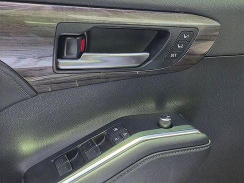 Used 2020 Toyota Highlander Limited FWD image 2