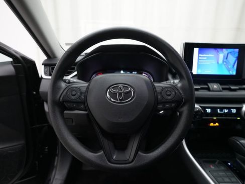 Used 2025 Toyota RAV4 XLE AWD/4WD image 4