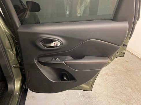 Used 2019 Jeep Cherokee Trailhawk w/ Comfort/Convenience Group AWD/4WD image 30