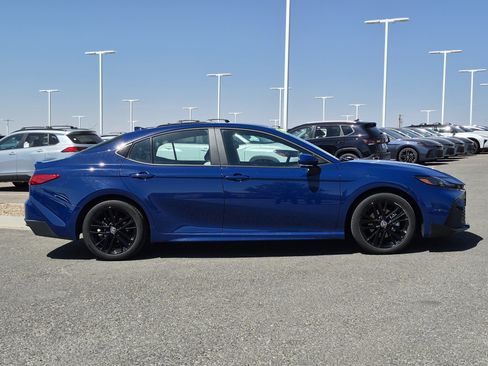 Used 2025 Toyota Camry SE image 8