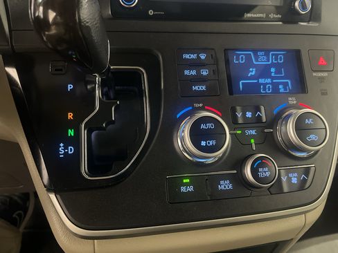 Used 2020 Toyota Sienna XLE Premium w/ Carpet Mat Package FWD image 18
