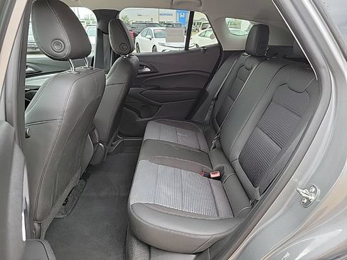 Used 2025 Chevrolet Trax LT w/ LT Convenience Package FWD image 10