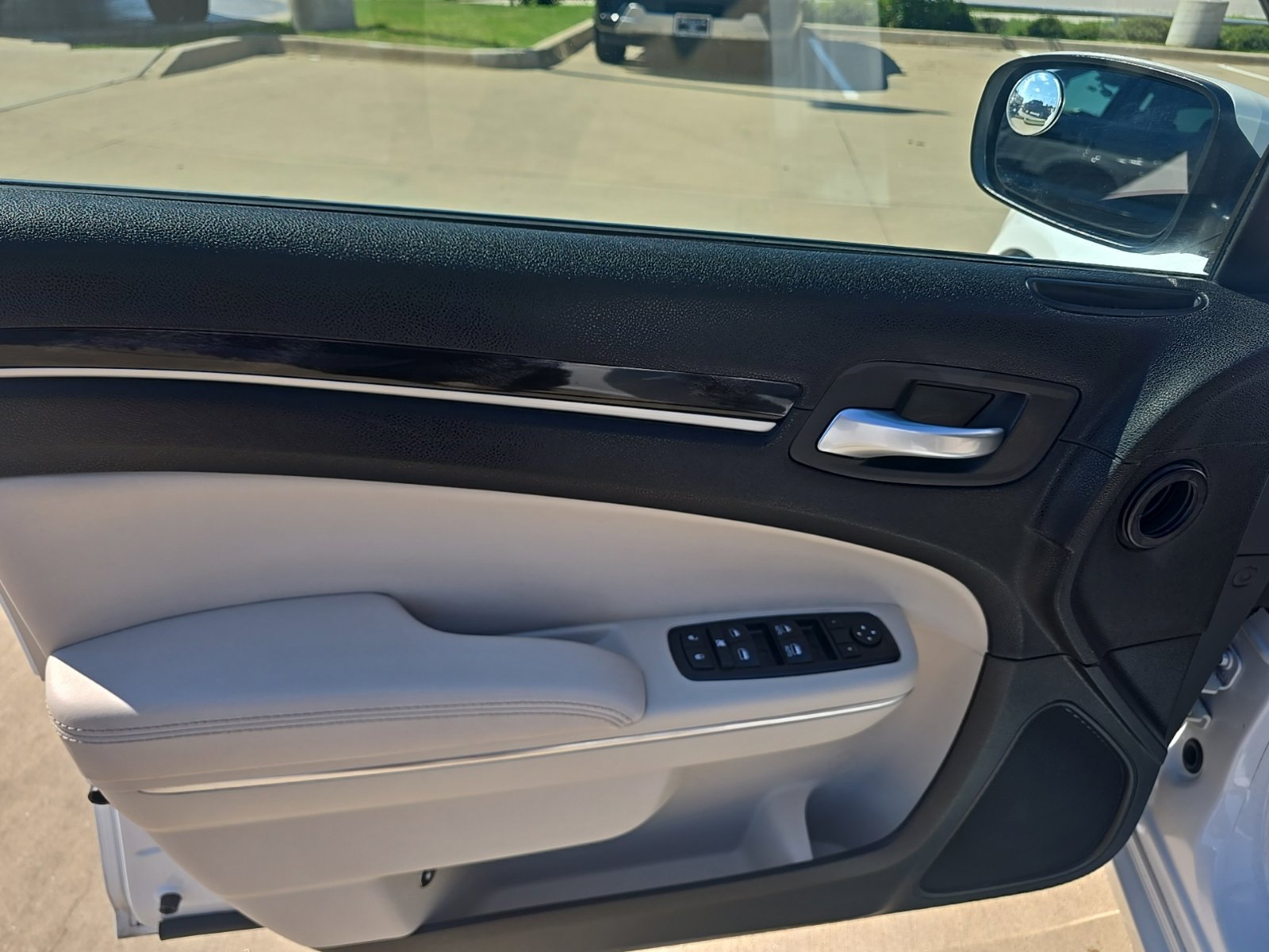 Used 2015 Chrysler 300 Limited RWD image 17