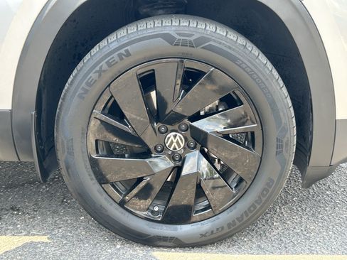 Used 2024 Volkswagen Atlas SE w/ Black Wheel Package FWD image 7