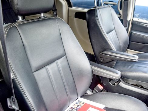 Used 2016 Chrysler Town & Country Touring w/ Driver Convenience Group FWD image 20