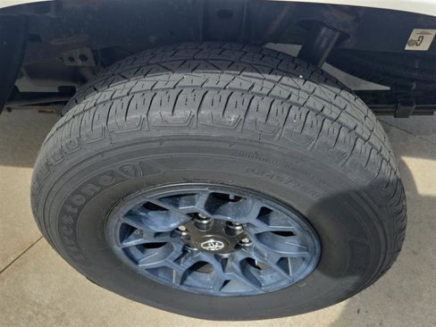 Used 2020 Toyota Tacoma SR5 AWD/4WD image 17