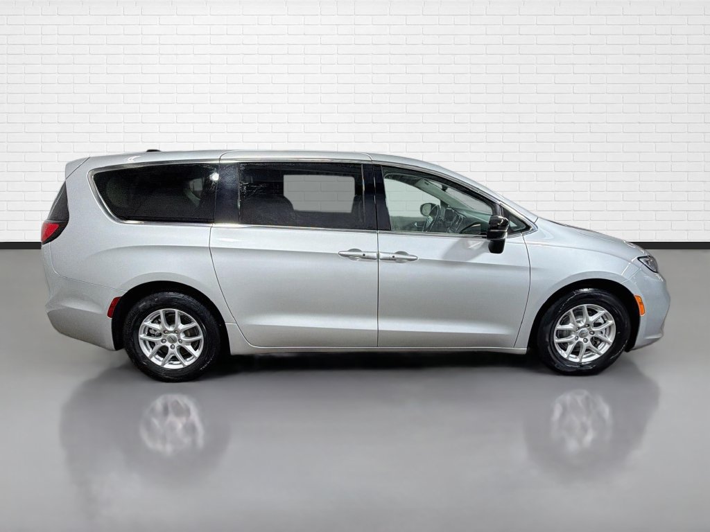 Used 2024 Chrysler Pacifica Touring-L FWD image 10