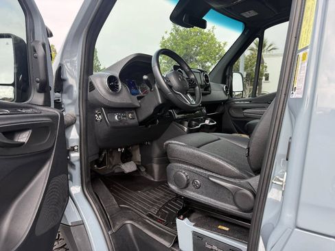 Used 2022 Mercedes-Benz Sprinter 2500 image 9