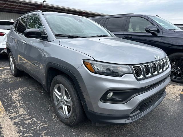 Used 2024 Jeep Compass Latitude AWD/4WD image 2