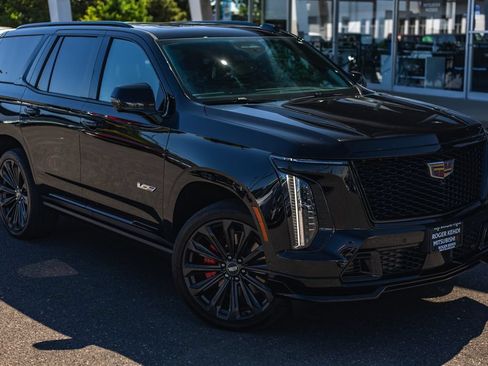 Used 2025 Cadillac Escalade V AWD/4WD image 2