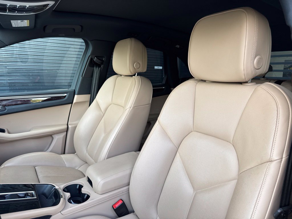 Certified 2024 Porsche Macan AWD/4WD image 8